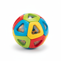 Gioco dispensatore snack colorato su sfondo bianco